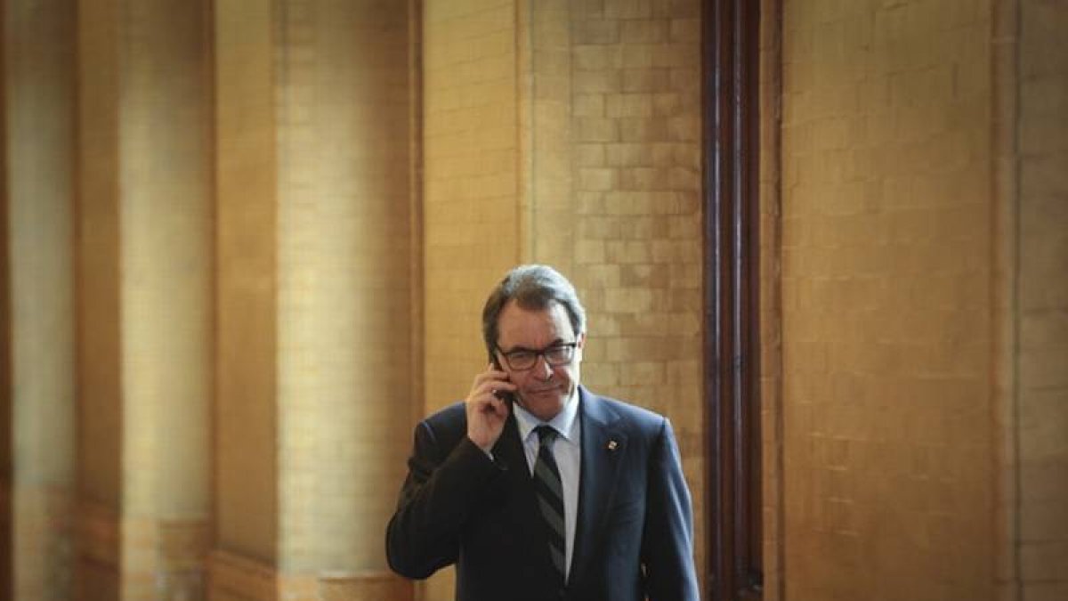 Artur Mas habla por teléfono, el miércoles, en los pasillos del Parlament.