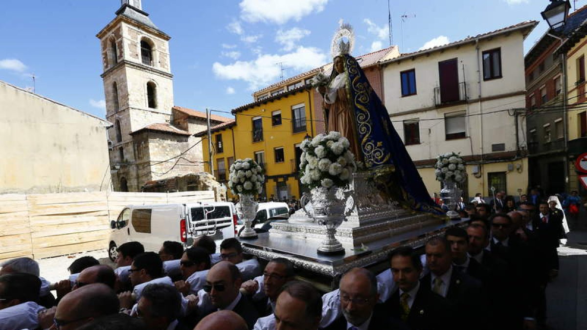 La Virgen de la Alegría, en las inmediaciones de la iglesia del Mercado, durante la procesión que se celebró ayer