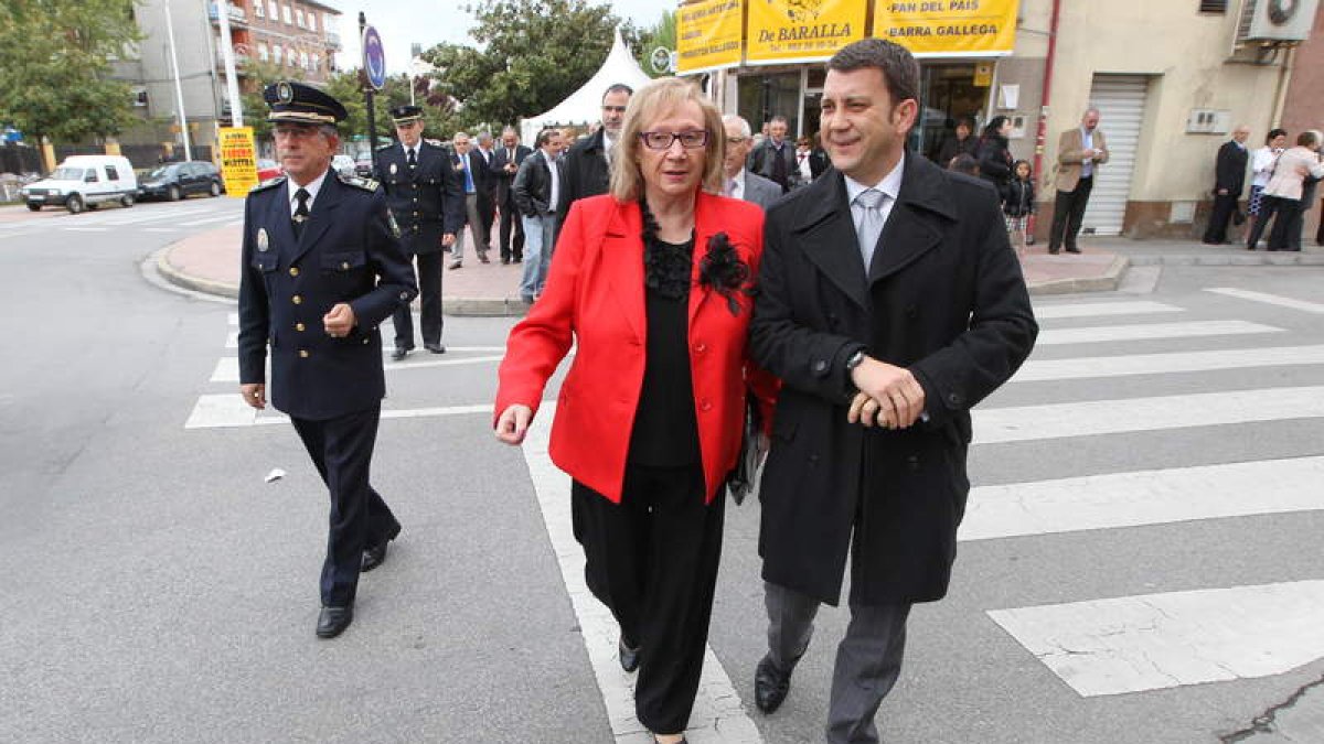 Concepción Blanco con el alcalde, Carlos López Riesco, quien participó ayer en las fiestas.