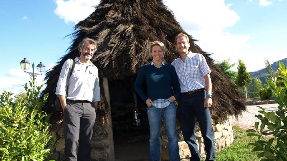Guillermo Palomero, Odile Rodriguez de la Fuente y Luis Suárez junto al chozo de Riaño