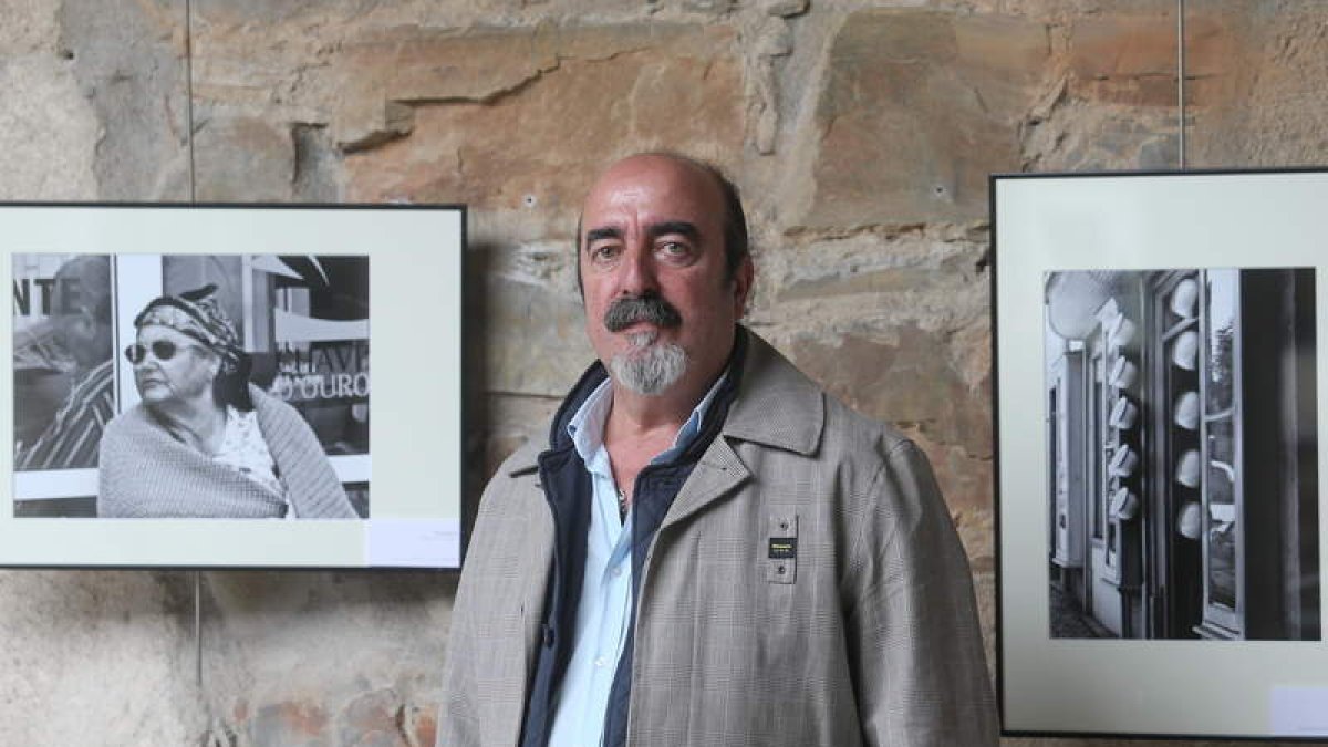 El fotógrafo Félix Guil junto a dos de sus fotografías. L. DE LA MATA