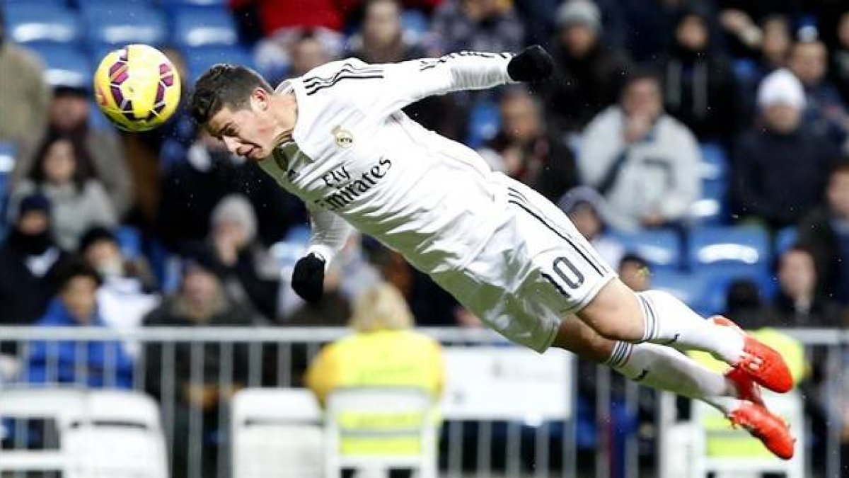 James marca el primer gol del Madrid ante el Sevilla.