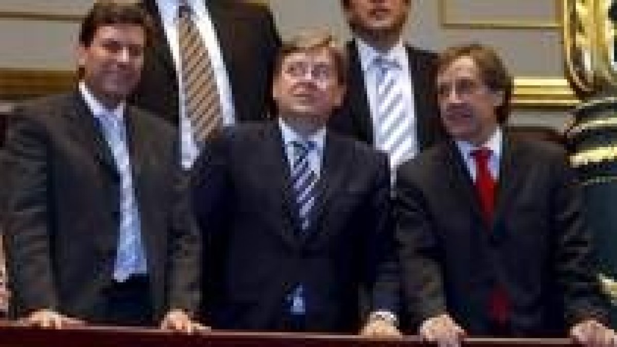 Carlos Fernández Carriedo, José Manuel Fernández Santiago y Ángel Villalba, el día 30 en el Congreso