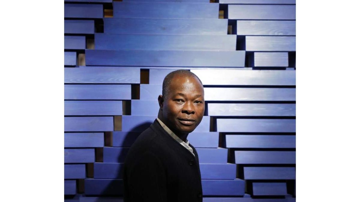 Francis Kéré fue el primero que aprendió a leer en su tribu de Burkina Faso. JUAN CARLOS HIDALGO