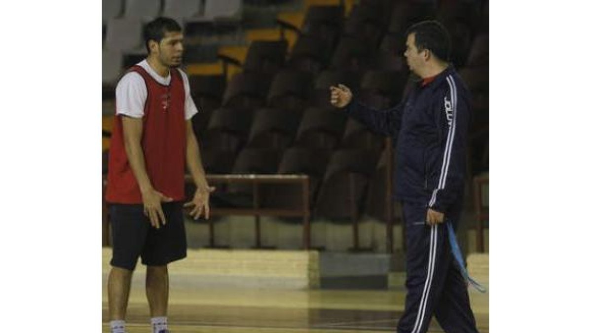 De Grado corrige a Quezada en un entrenamiento de León.