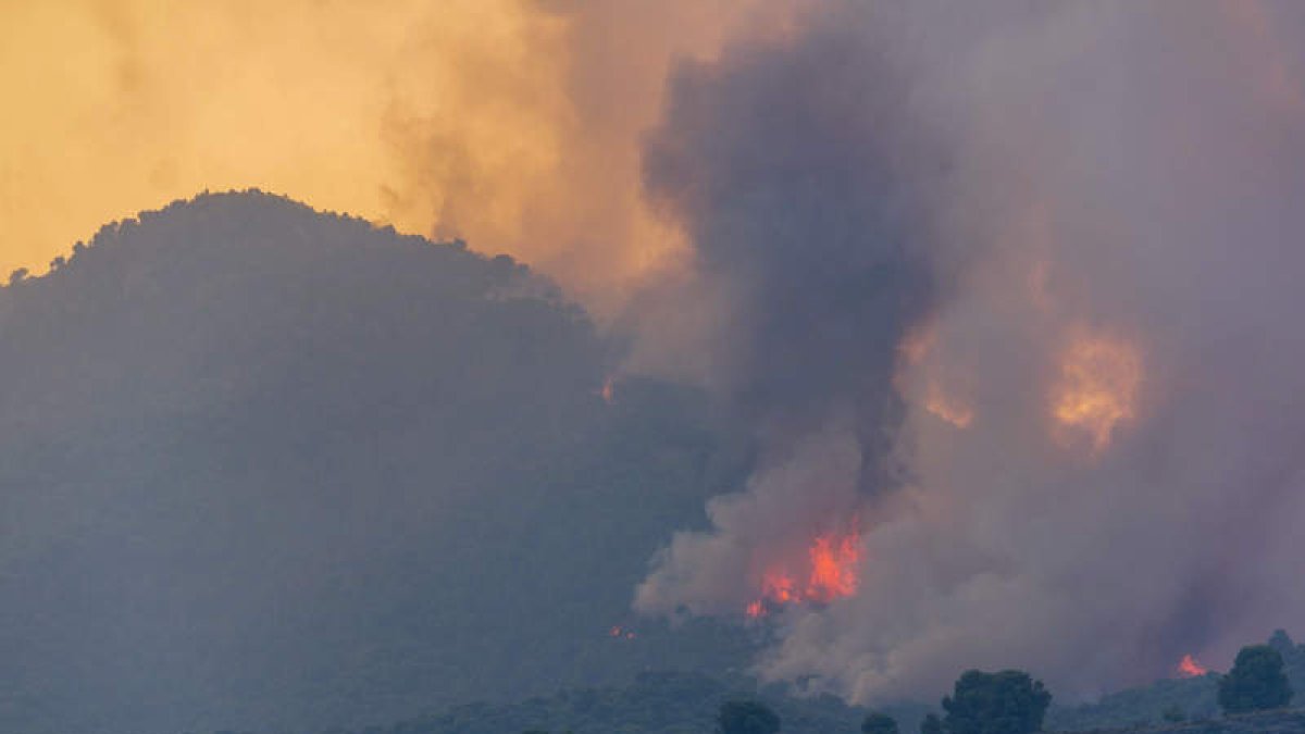 Imagen del incendio desatado en Los Guájares. ALBA FEIXAS