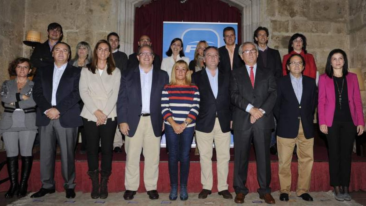 Gordaliza, Sánchez, Miguélez, Fernández, Carrasco, Prada, Morano, Aznar y Franco; detrás los suplentes al Congreso y Senado.