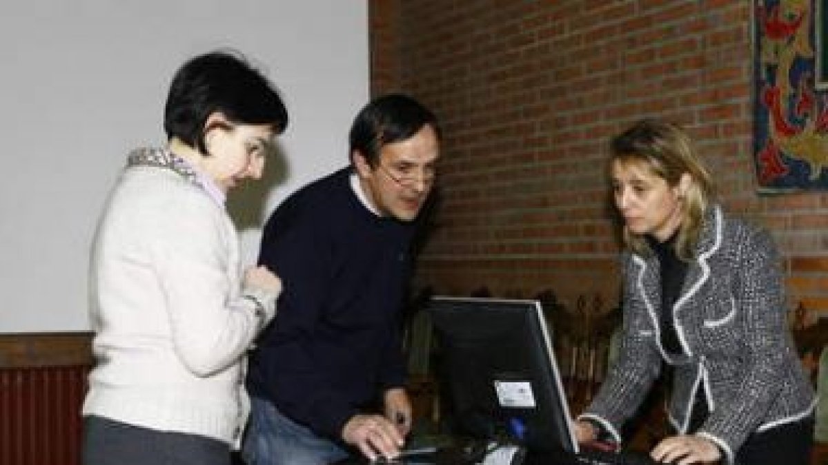 María Ángeles Muñoz, al comienzo de su conferencia en la Universidad de León
