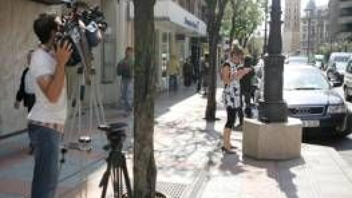 La sede del Deutsche Bank saqueada acaparó aún ayer la atención mediática