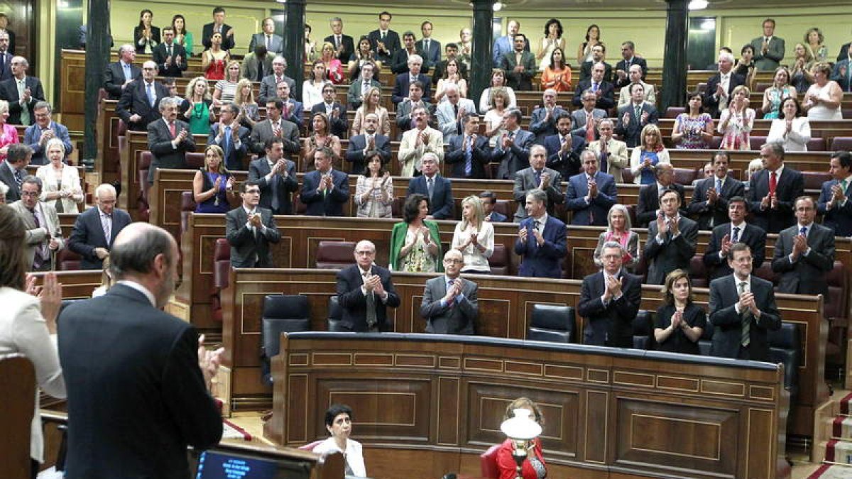 Diputados y miembros del Gobierno aplauden en una sesión del pleno del Congreso.