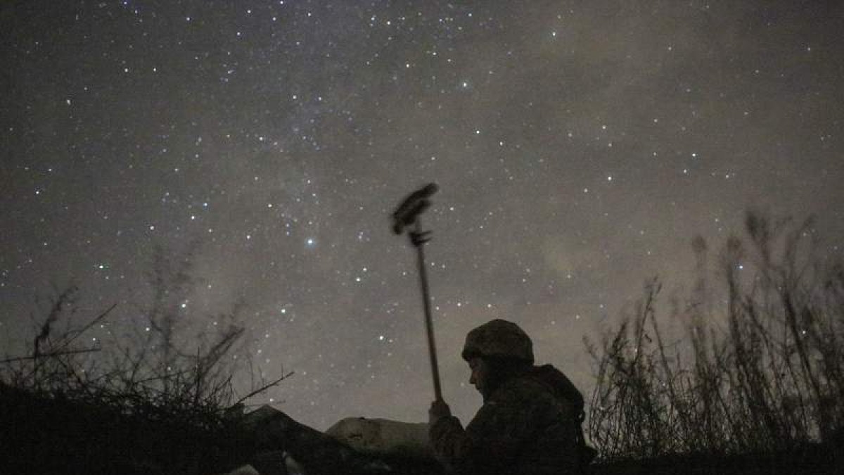 Imagen de un soldado en una trinchera. ANATOLI STEPANOV