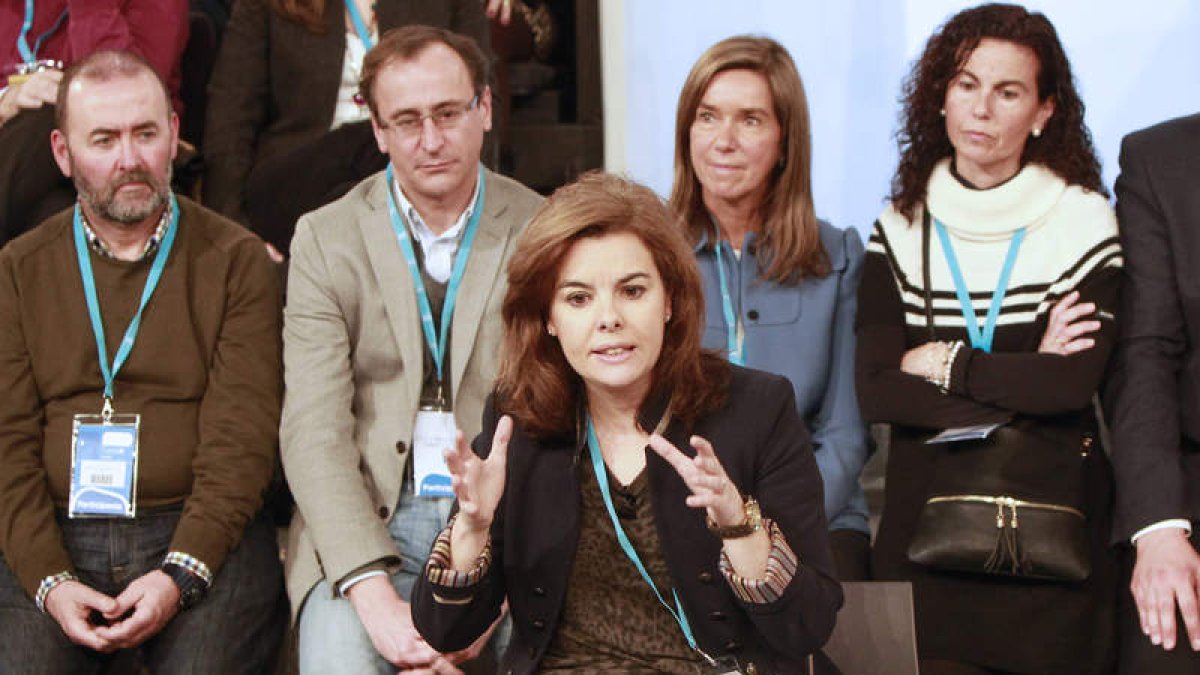 Soraya Sáenz de Santamaría, en el centro, durante un momento de su intervención.
