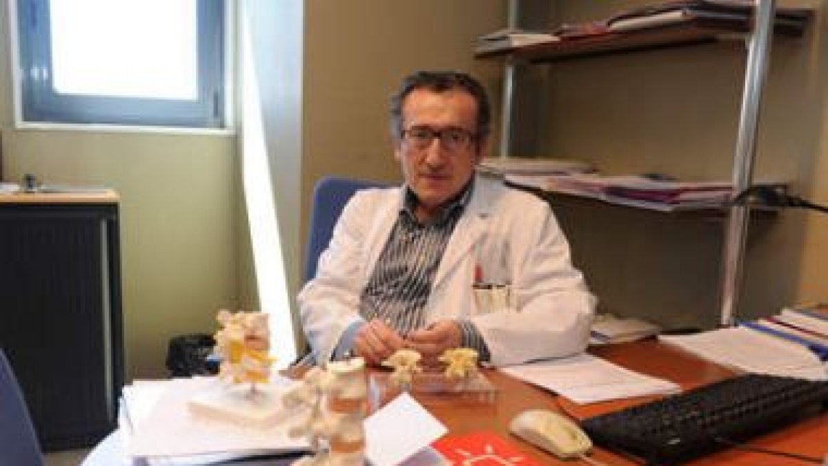 Manuel Fernández es el jefe de la Unidad Regional de Deformidades Vertebrales.