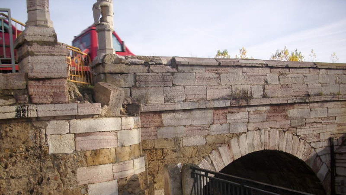 Los vecinos también demandan el arreglo del puente medieval.