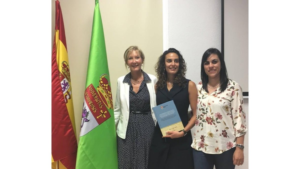 La investigadora Isabelle Remieu, Verónica Dávila, y Tania Fernández Villa, doctora del área de Medicina Preventiva. DL