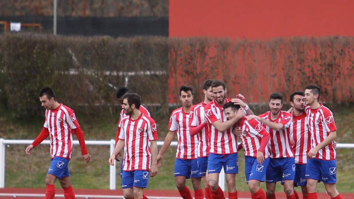 Los jugadores rojiblancos celebran la victoria lograda. ANA F. BARREDO