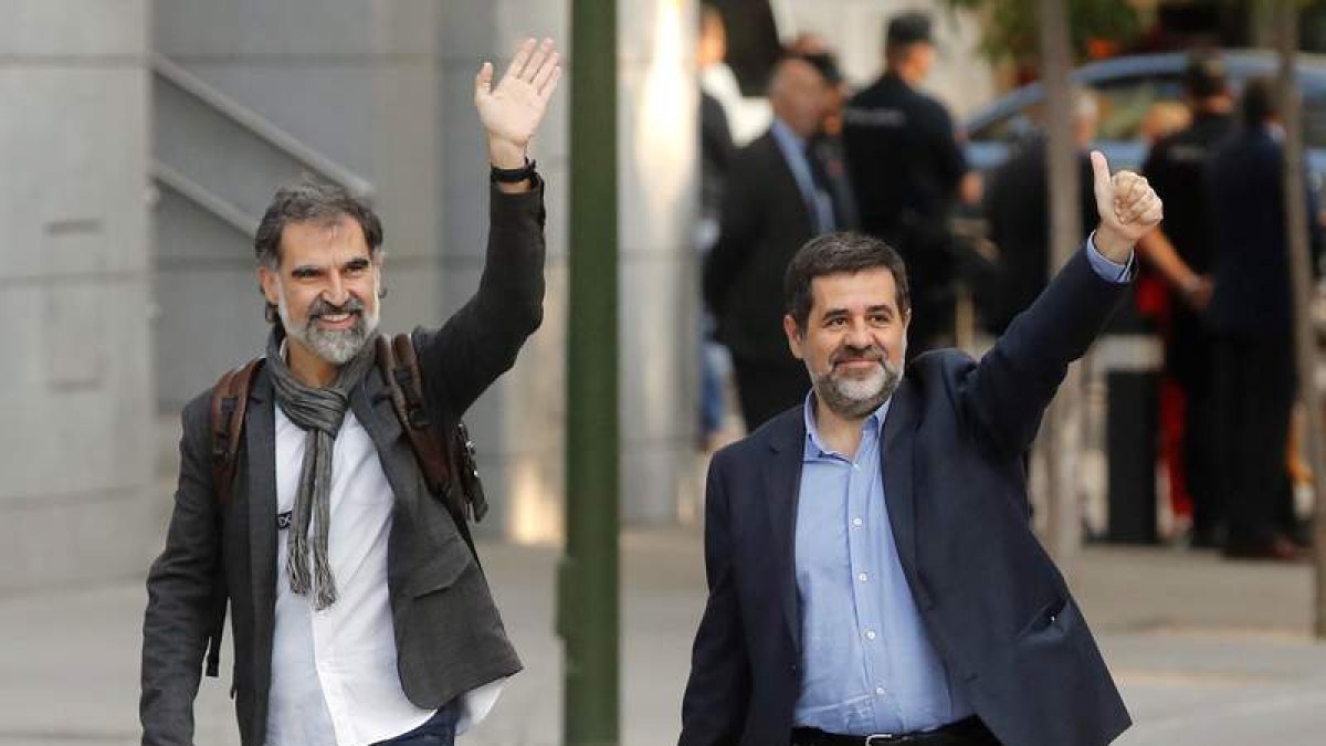 Jordi Cuixart y Jordi Sánchez antes de que ingresaran en prisión. JUAN CARLOS HIDALGO