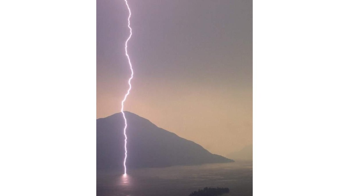UN relámpago ilumina el cielo sobre el lago Maggiore, en el sur de Suiza. MARTIAL TREZZINI