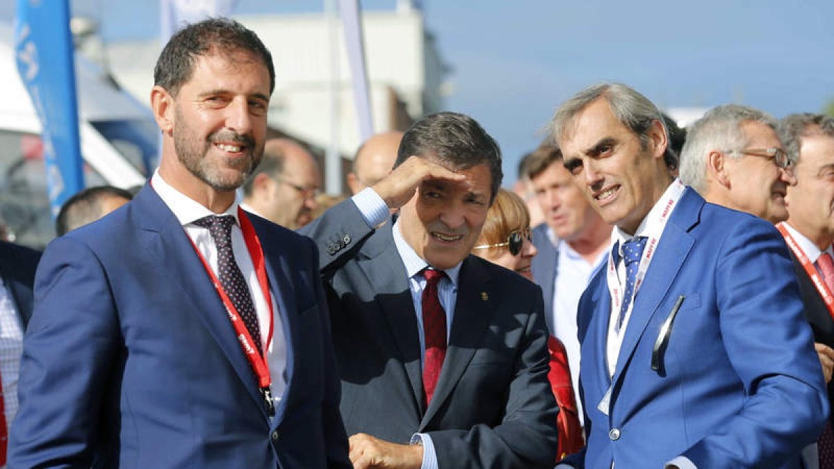 El presidente del Principado, Javier Fernández, en una feria de maquinaria en Granda. J. L. CEREIJIDO