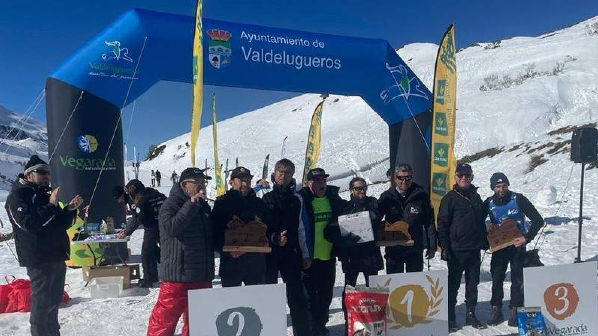 Uno de los podios de la prueba junto a autoridades y patrocinadores. DL