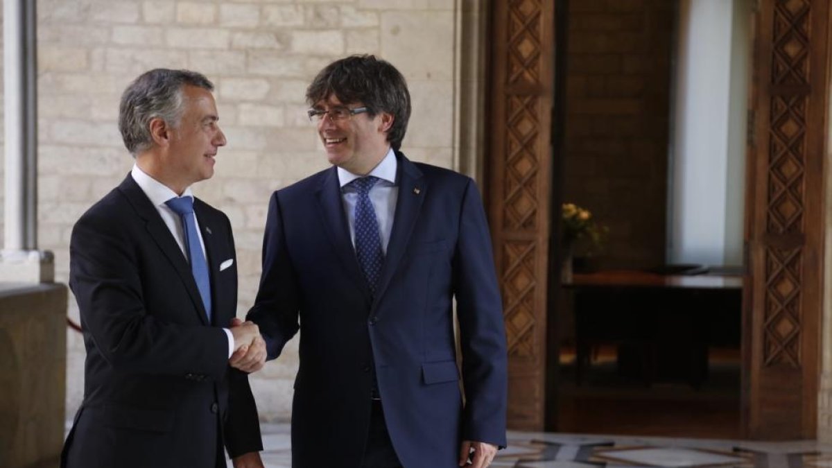 Íñigo Urkullu y Carles Puigdemont, el pasado junio, en Barcelona.