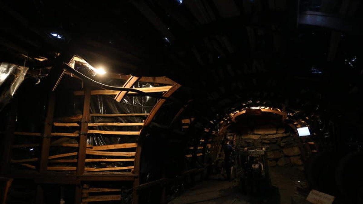 Interior de la mina que es emblema de Fabero y que, reconvertida en una especie de museo vivo, se puede visitar para comprender cómo era la vida de los mineros en el tajo.