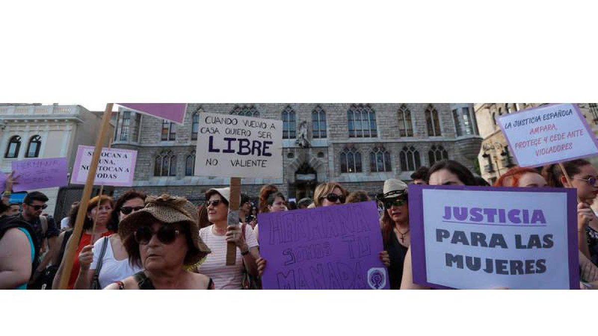 Manifestación en León contra las sentencias contra las mujeres. JESÚS F. SALVADORES