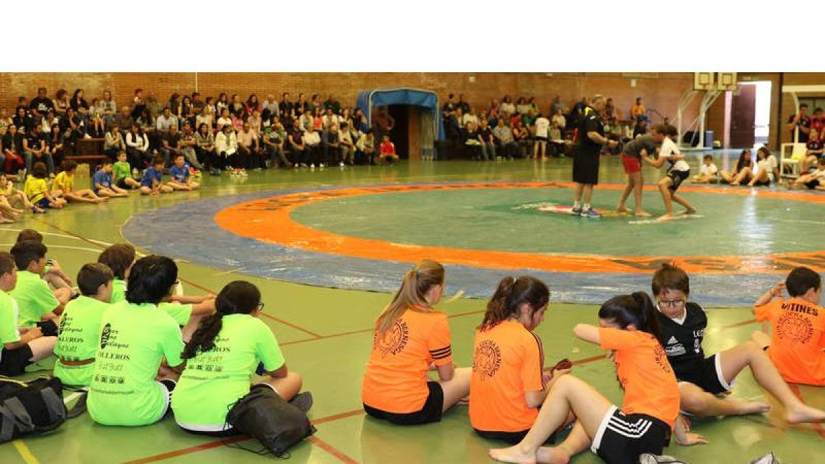 Buena participación de luchadores de la base, acompañados de la más fiel afición, y buenas mañas desde los primeros momentos del corro. A.B.
