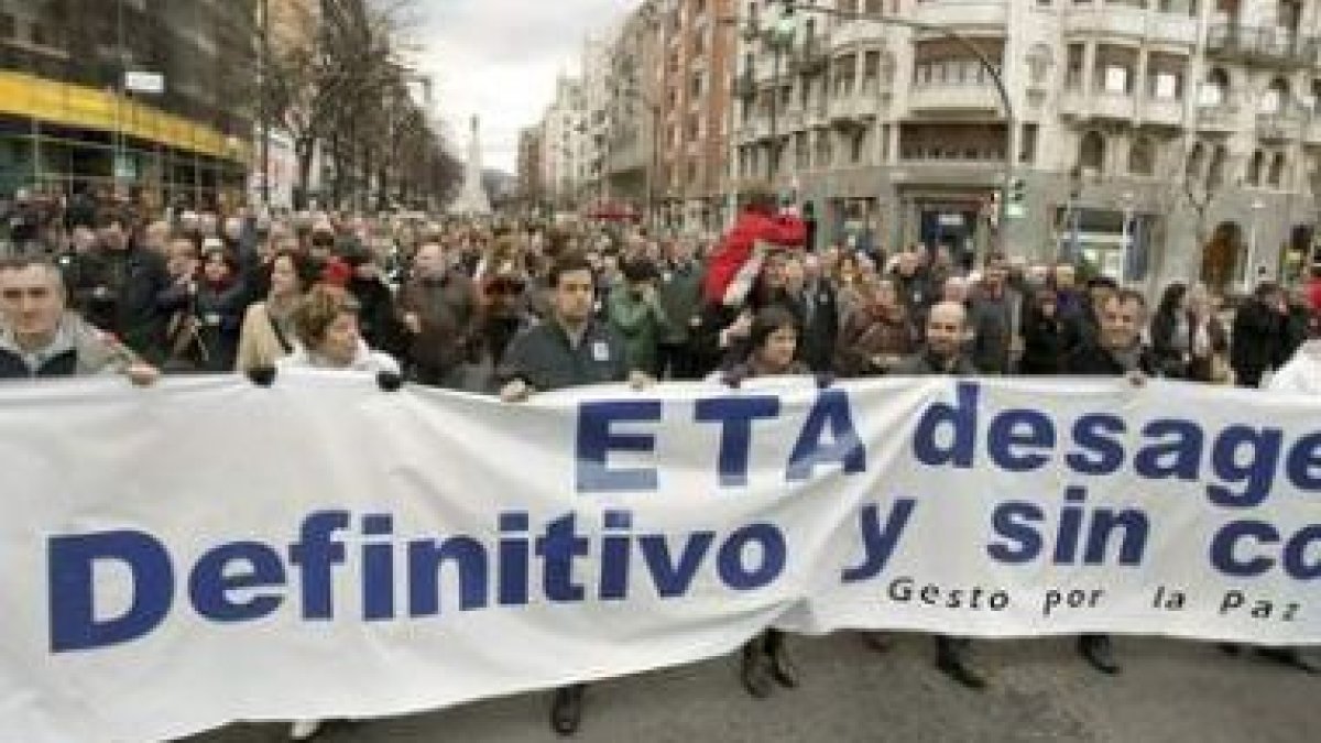 Más de un millar de personas acudió a la convocatoria de Gesto por la Paz.