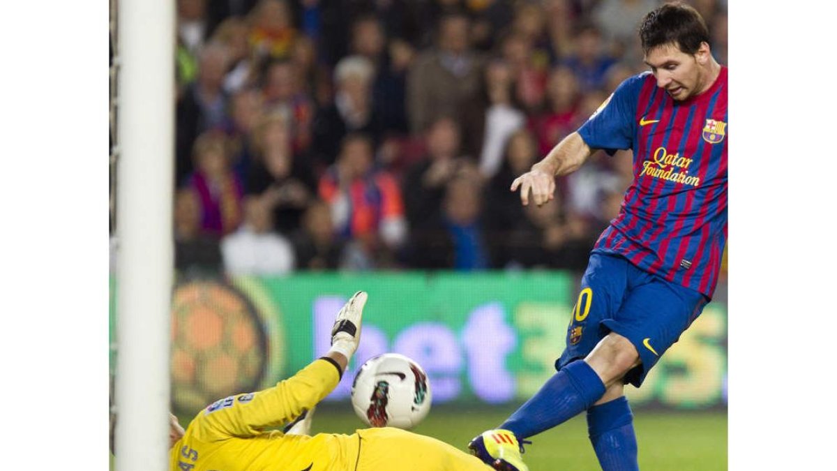 Javi Varas, a la izquierda, detiene un disparo de Messi.