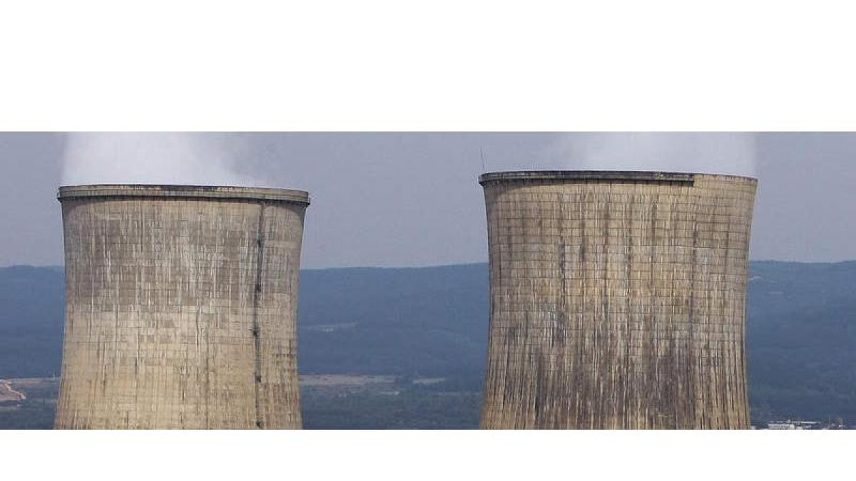 Imagen de las dos torres de refrigeración de Compostilla, que se derribarán el 1 de diciembre. DE LA MATA
