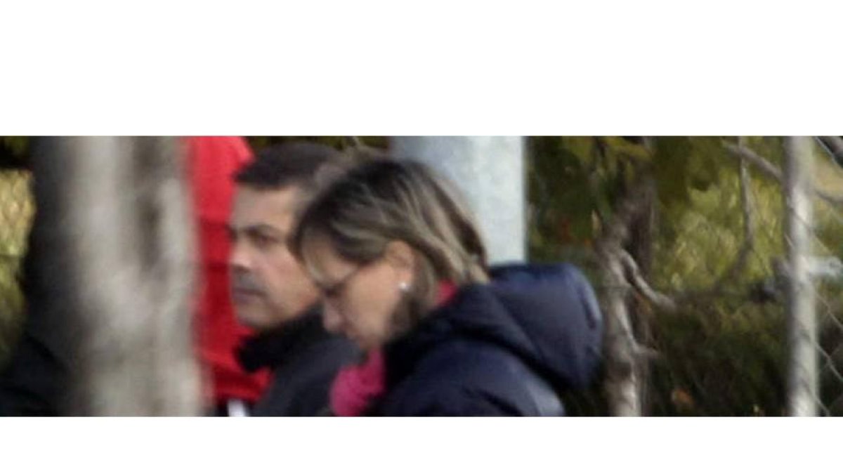 La mujer de Martínez Barazón, con carpeta bajo el brazo, en su primera visita.
