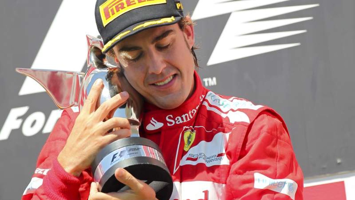 El rostro de Fernando Alonso en el podio refleja todo el cúmulo de emociones que el piloto español vivió ayer con su triunfo en el circuito de Valencia.