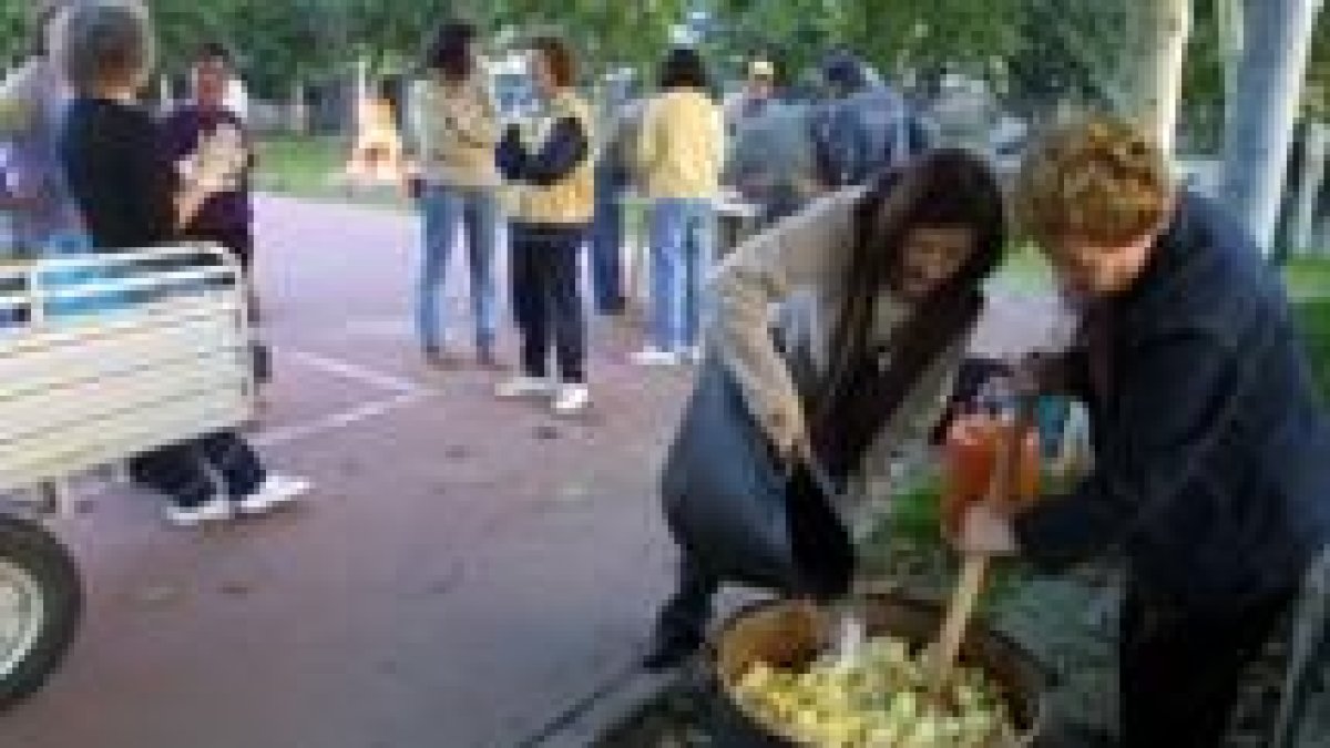 Los organizadores se afanaron desde el principio en la preparación de la compota de manzana