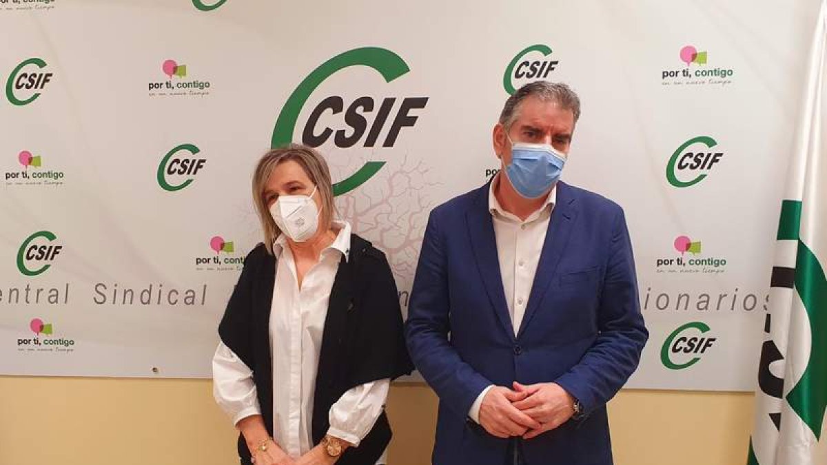 Ofelia Rodríguez y Benjamín Castro, ayer en la sede del sindicato CSIF en Ponferrada. DL