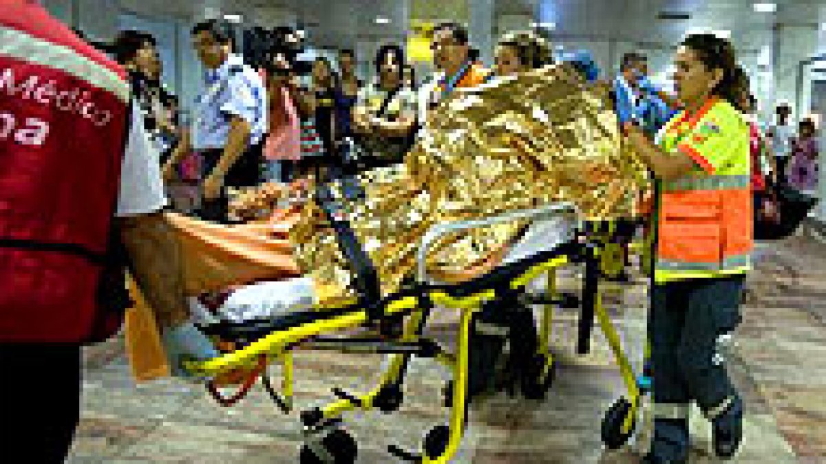 Los servicios médicos trasladan a la mujer y a su bebé.