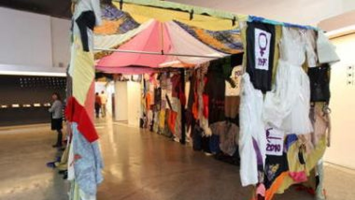 La carpa realizada con ropa donada por los leoneses y obra de Carolina Caycedo.