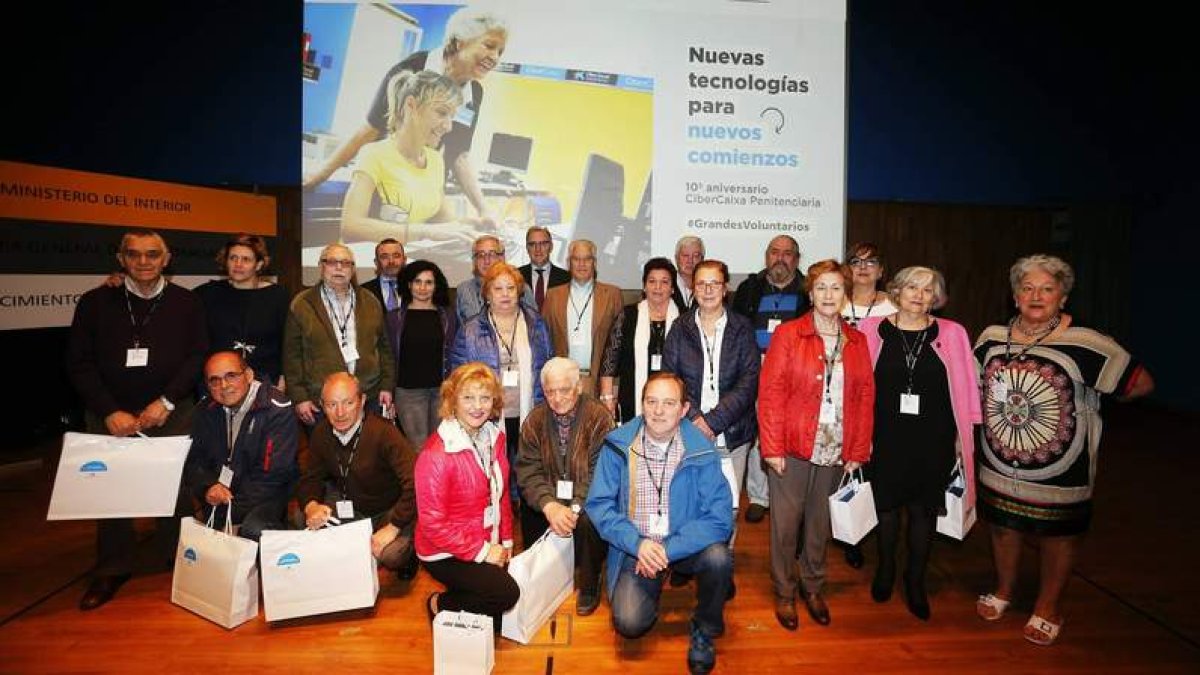 Personas mayores que ayer participaron en el acto celebrado en el Centro Penitenciario de Villabona. DL