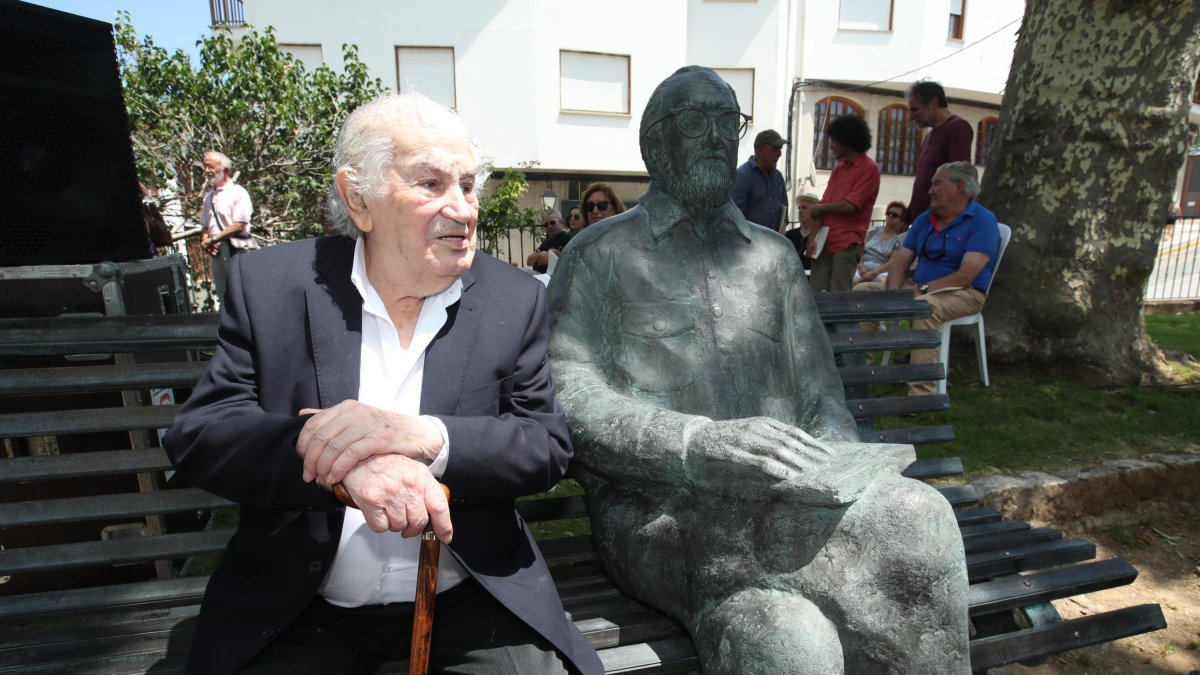 Antonio Gamoneda acudió a la última Fiesta de la Poesía de Villafranca del Bierzo, dedicada a celebrar el centenario de Antonio Pereira, que ya tiene una estatua en uno de los bancos del jardín de la alameda. Juan Carlos Mestre y el acordeón de Cuco Pérez cerraron una fiesta que contó con los ganadores vivos del concurso de la fiesta. 