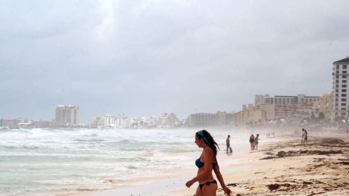 Una mujer en una playa de México. ALONSO CUPUL