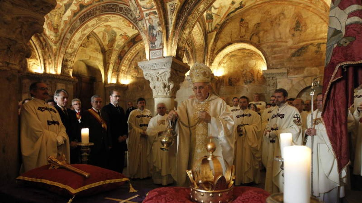 El obispo, en el acto íntimo que tuvo lugar ayer en el Panteón Real de San Isidoro.