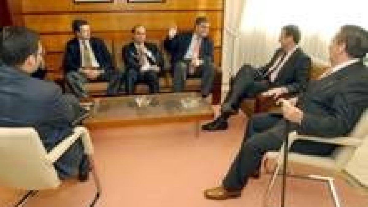 Silván y Domingo Fuertes, segundo y tercero por la derecha, en la reunión