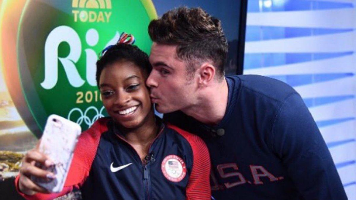 Simone Biles y Zac Efron durante su encuentro en Río 2016