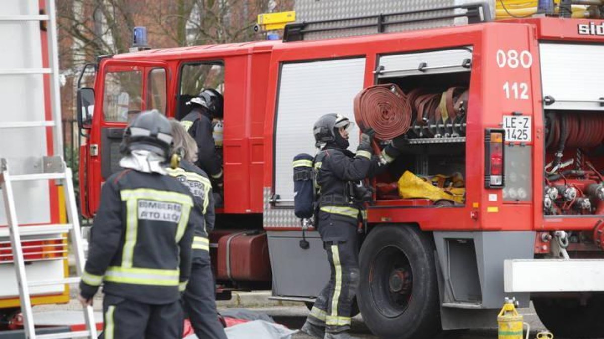 Varios efectivos de los Bomberos de León