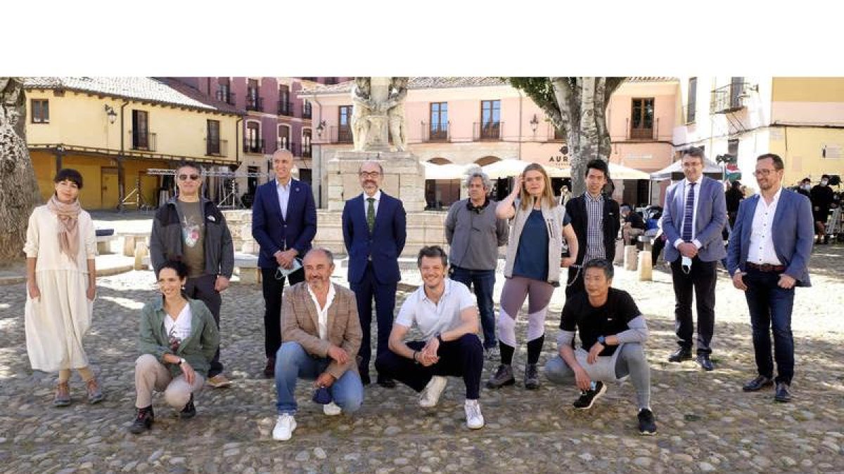 Equipo de ‘3 Caminos’, junto al consejero Javier Ortega, el alcalde José Antonio Diez y el delegado de la Junta Juan Martínez Majo. DL