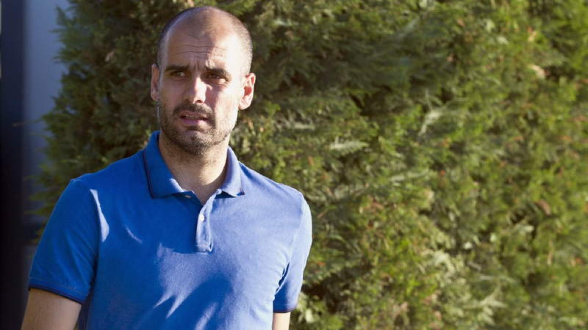 Pep Guardiola saliendo de la Ciudad Deportiva Joan Gamper de Barcelona.