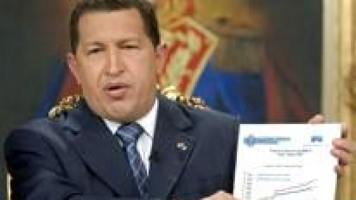 Hugo Chávez mostrando gráficamente las medidas adoptadas para equilibrar la economía en Venezuela