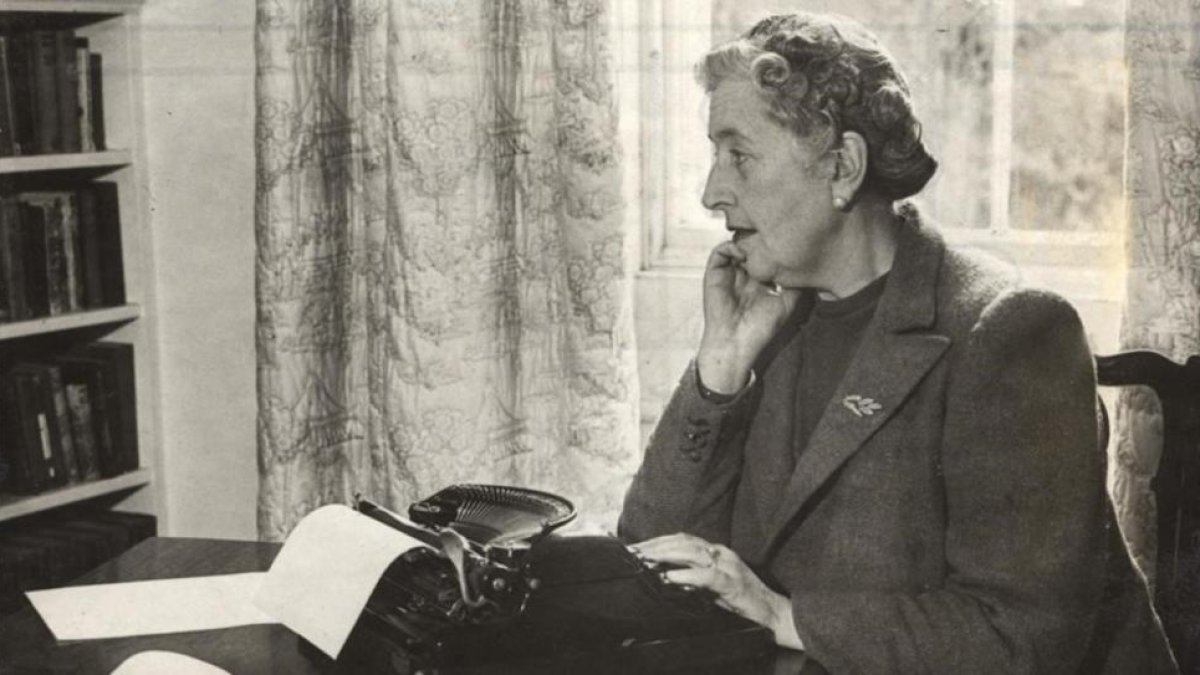 Agatha Christie ante su máquina de escribir