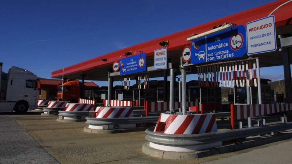 Lineal de cabinas de peajes en La Magdalena, donde se concentra el grueso del sistema de recaudación de la autopista de pago asturlenoness. JESÚS F. SALVADORES