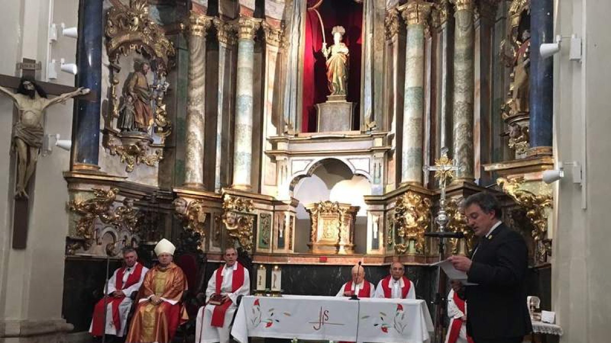Un momento de la ofrenda en la iglesia de santa Marta. DL